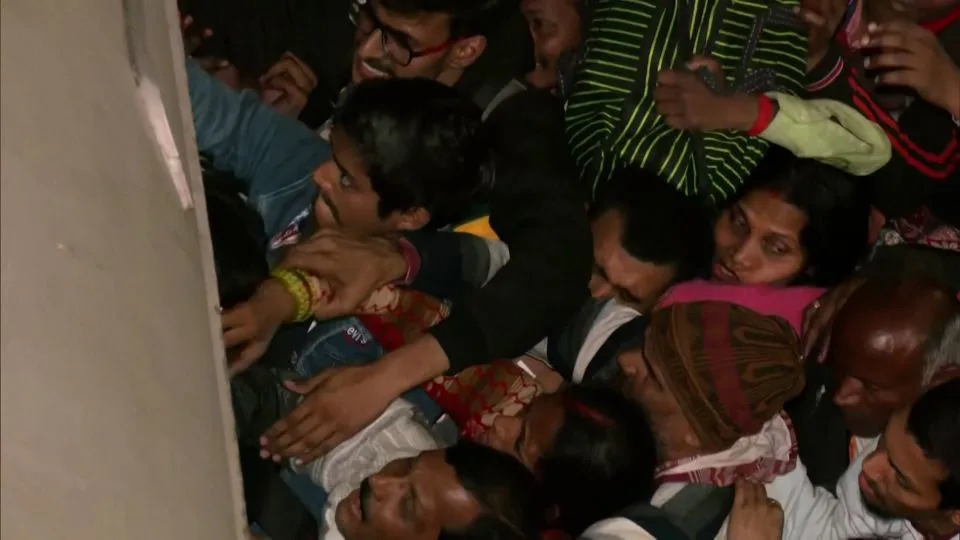 18 muertos en estampida en estación de tren de Nueva Delhi durante festival religioso