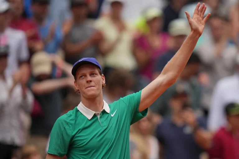 Abierto de Francia: Jannik Sinner extiende su racha invicta en Grand Slam. Djokovic gana