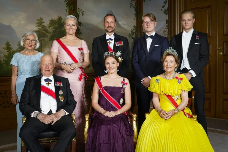 Afectada por los escándalos, la popularidad de la familia real noruega cae en las encuestas
