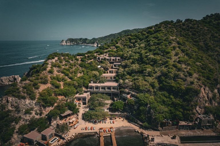 Al pie de la bahía de Santa Marta abre sus puertas Perla Roca