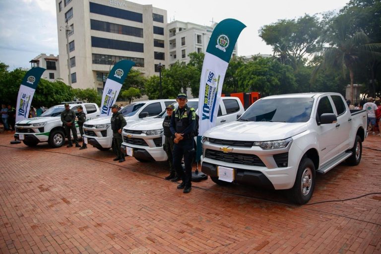 Alcaldía samaria entrega 8 nuevas camionetas al Gaula y a la Fiscalía