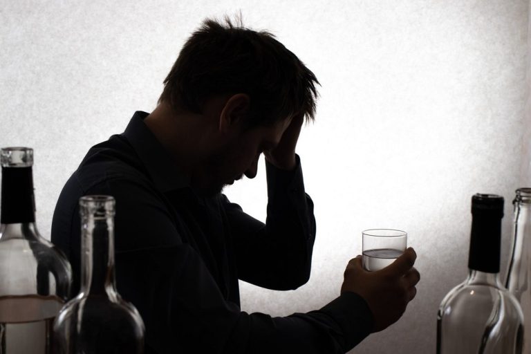 Alcohol adulterado mata a al menos 30 personas en Turquía