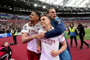 Arsenal se acerca al título tras ganar al West Ham con sufrimiento