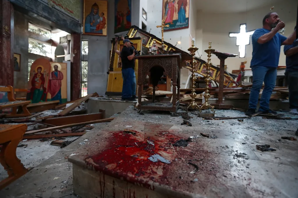 Atacante suicida mata a 13 personas en iglesia cerca de Damasco durante misa