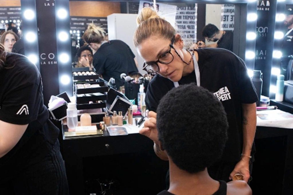 Atenea Profesional y Salon In de Recamier, marcas oficiales de maquillaje y styling de Colombiamoda 2025