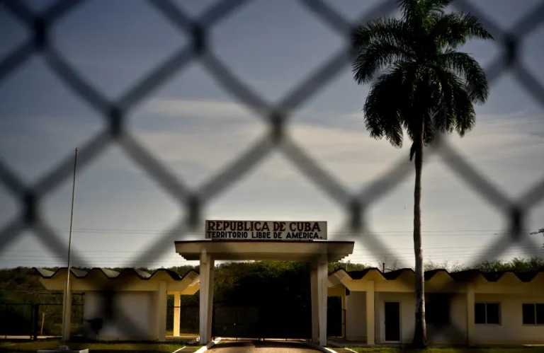 Bahía de Guantánamo, la base donde Trump enviará a migrantes criminales