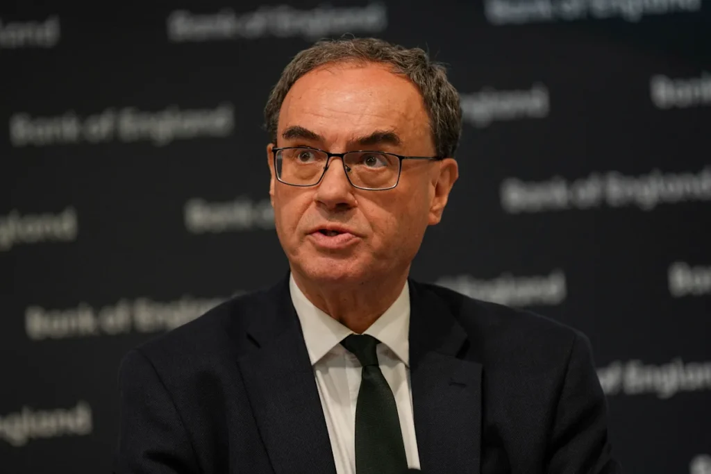 Banco de Inglaterra baja las tasas; EEUU y Reino Unido anuncian acuerdo comercial