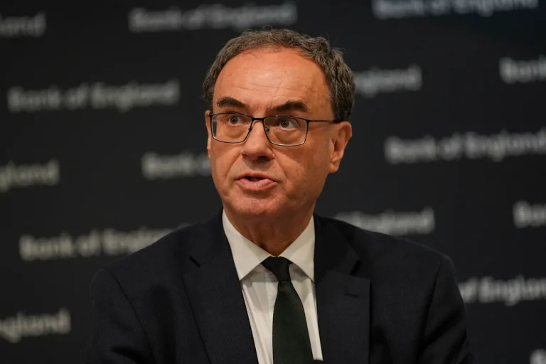 Banco de Inglaterra baja las tasas; EEUU y Reino Unido anuncian acuerdo comercial