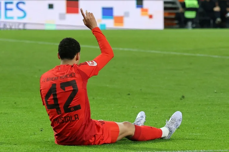 Bayern de Múnich remonta en Augsburgo pero teme por Musiala