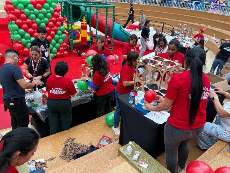 Bogotá: una Navidad monumental creada con más de 250.000 globos