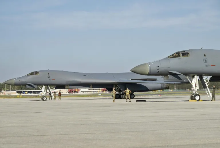 Bombarderos estadounidenses B-1B sobrevuelan costa venezolana