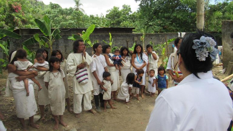 Brindan atención humanitaria a familias indígenas en la vereda Perico Aguao