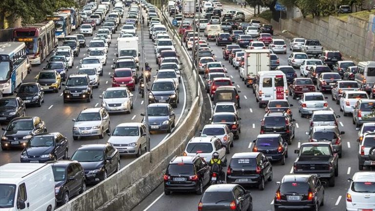 Cada año en Bogotá se podría vivir 5 días completos en un carro por culpa de los trancones