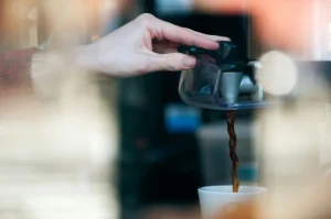 Canadienses y mexicanos se vengan del café americano, ahora es canadiano o de olla