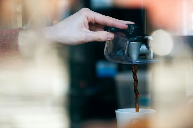 Canadienses y mexicanos se vengan del café americano, ahora es canadiano o de olla