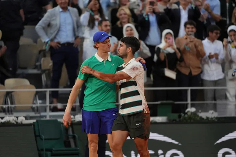 Carlos Alcaraz y Jannik Sinner llevan su gran rivalidad del Roland Garros a Wimbledon