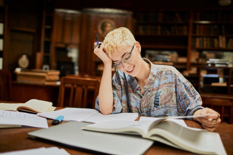 Casi el 50% de los estudiantes de inglés usa IA para resolver tareas