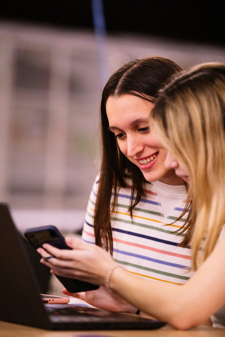 Chicas en Tecnología presenta IA Camp para que jóvenes de A. Latina jueguen y exploren con IA