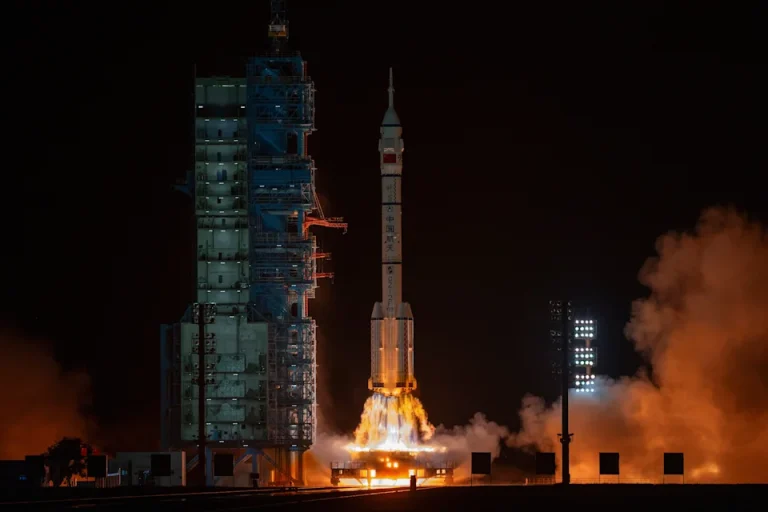 China lanza la nave Shenzhou 23 con 3 tripulantes: uno estará un año en el espacio