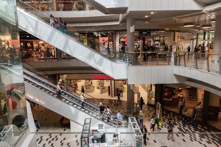Comercio al por menor, turismo e industria destacan por aporte al crecimiento de la economía
