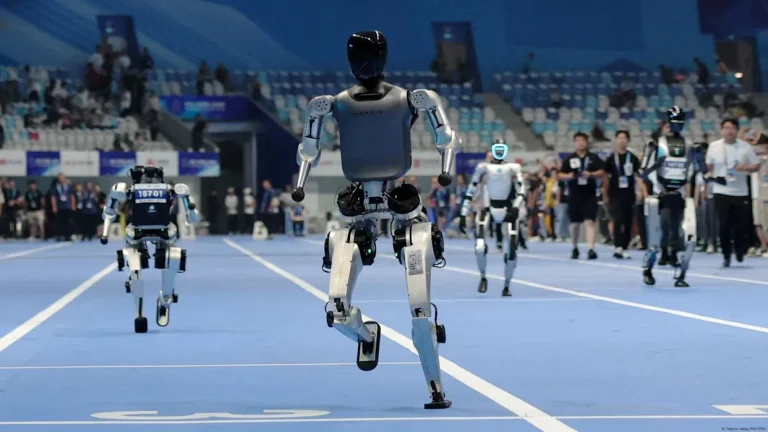 Comienzan “juegos olímpicos” de robots humanoides en China