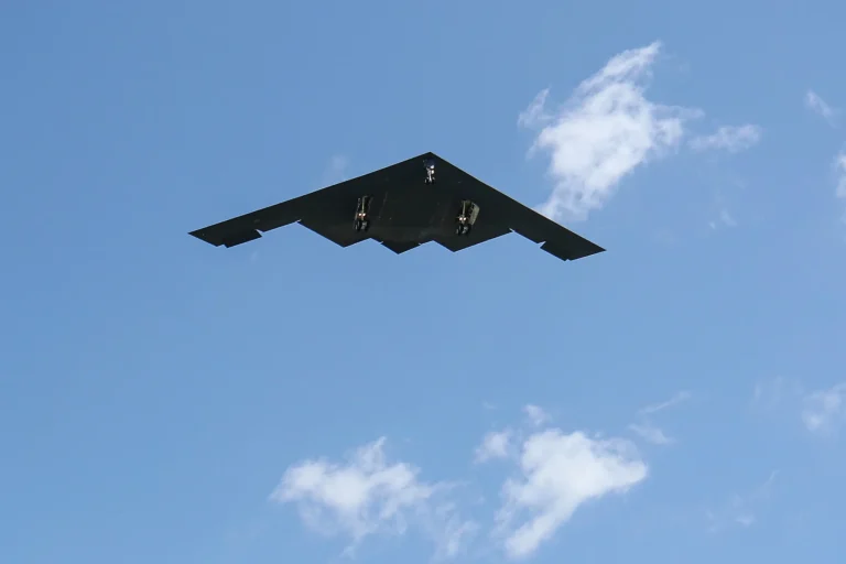 Cómo EEUU bombardeó sitios nucleares iraníes sin ser detectado