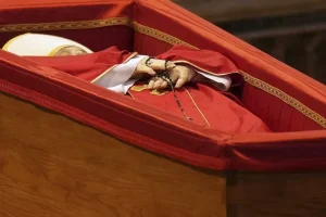 Cómo es la técnica milenaria que permite la conservación del cuerpo del papa Francisco
