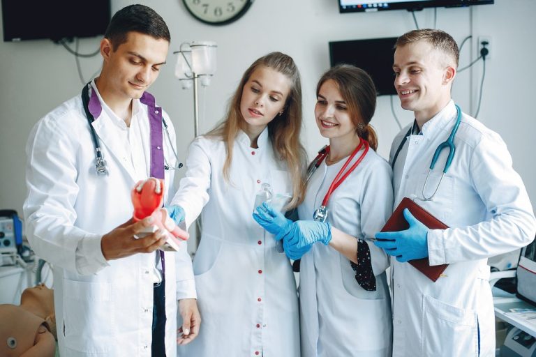 ¿Cómo los hospitales universitarios elevan los estándares de cuidado en salud?