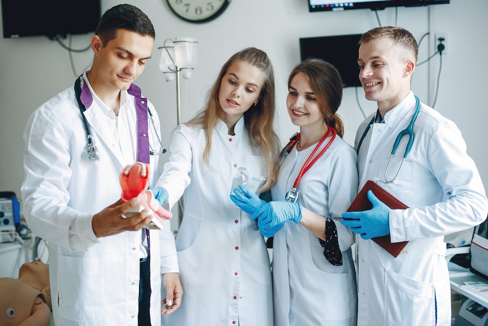 ¿Cómo los hospitales universitarios elevan los estándares de cuidado en salud?