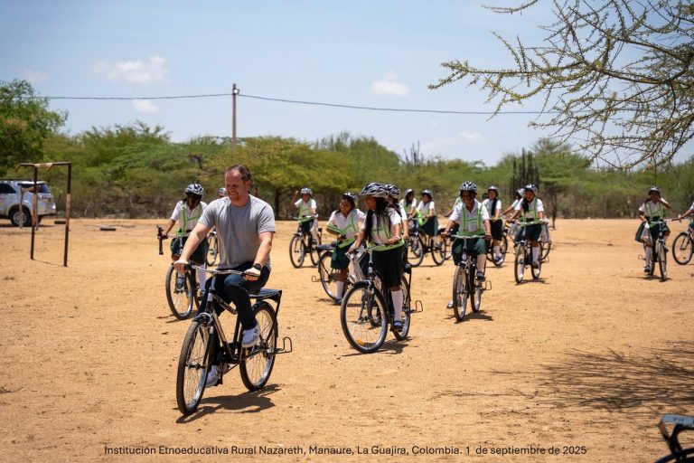 Con 120 bicicletas, familias y niños en la Guajira caminarán menos para llegar a la escuela y tomar agua potable