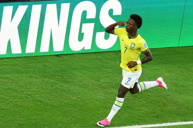 Con doblete de Vinícius, Brasil supera a Escocia y clasifica a la fase eliminatoria