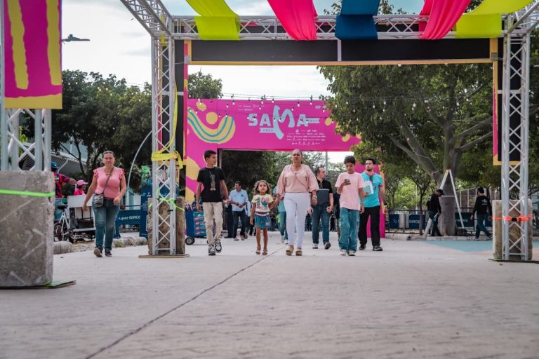 Con música, emprendimiento y espíritu navideño se inició SamaFest