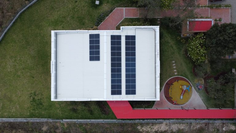 Con paneles solares, Cusezar apuesta por la sostenibilidad energética en Lagos de Torca