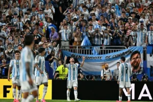 Con triplete histórico de Messi, Argentina golea a Argelia en su debut mundialista