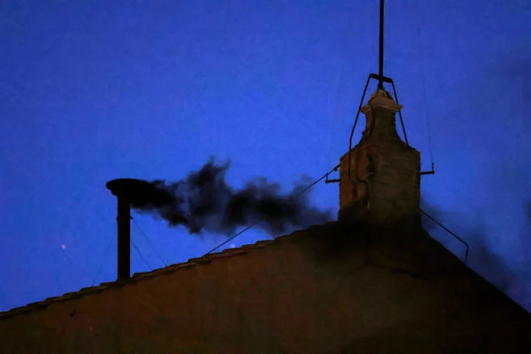 Cónclave 2025: Humo negro en el Vaticano, aún no hay un nuevo papa