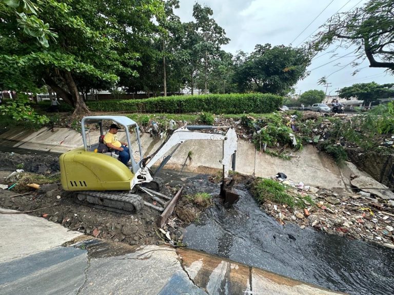 Continúa limpieza de arroyos frente a temporada de lluvias en Barranquilla