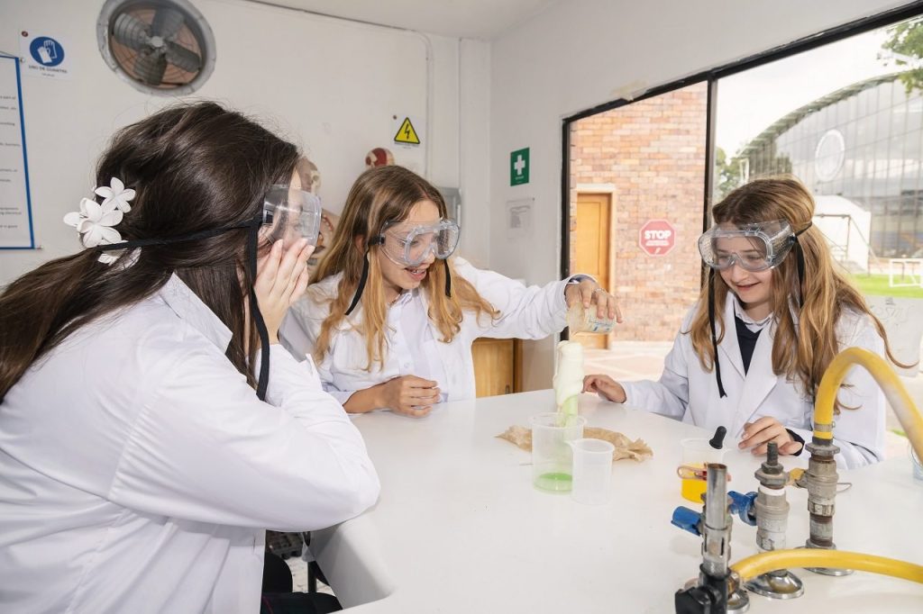 Convocatoria abierta para becas ‘Creer en Colombia’ del Buckingham School