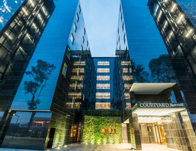 Courtyard by Marriott Bogotá Airport: escala de lujo en el corazón de A. Latina