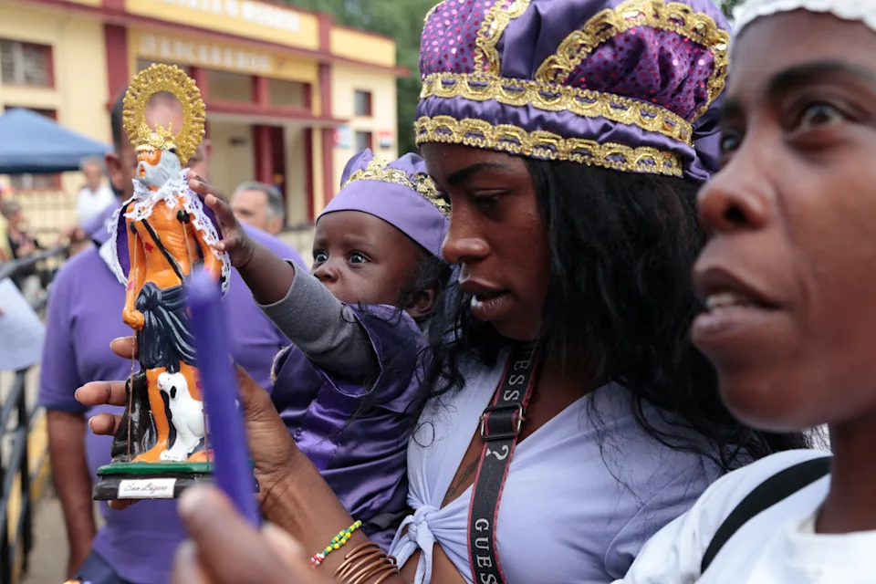 Cubanos piden prosperidad y salud frente a epidemias, en peregrinación a San Lázaro o a Babalú Ayé