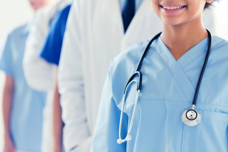 Decretazo de Petro es chambonada y burla con modelo de salud sin garantías ni claridad, dice Pacientes Colombia