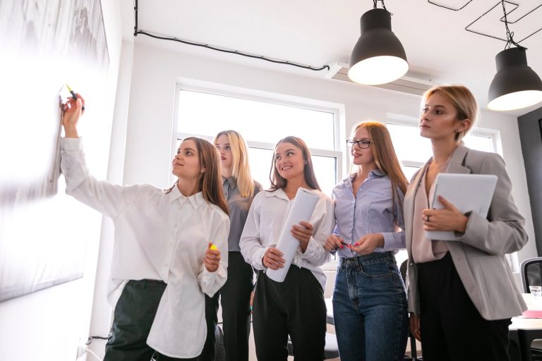 Del techo de cristal a la dirección: 5 estrategias para potenciar el liderazgo femenino en las empresas