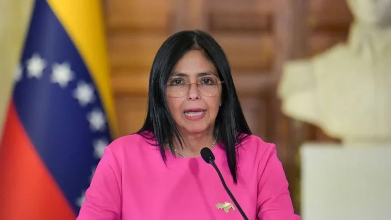 Delcy Rodríguez, Presidenta (e), llama a “defender Venezuela, no nos rendimos”