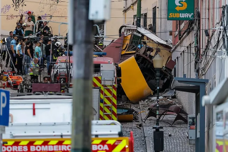 Descarrilamiento con 15 muertos en Lisboa; 7 de los heridos están graves