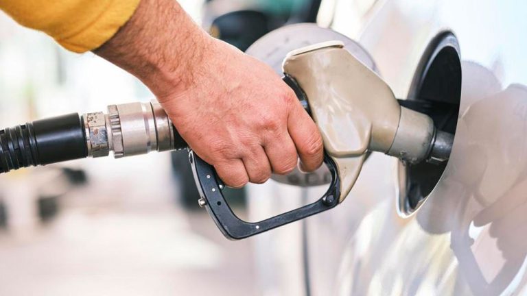 Desde el domingo precio de la gasolina baja $500 por galón