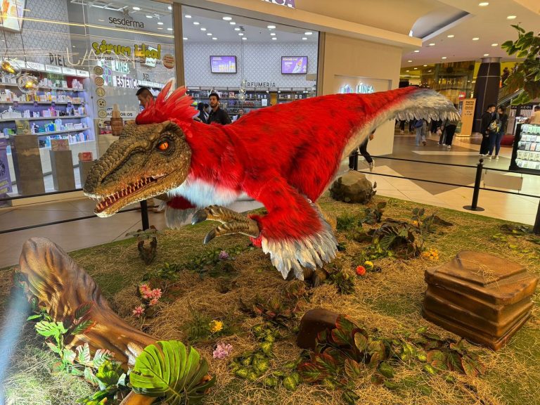 Dinosaurios y robots invaden centros comerciales de Bogotá