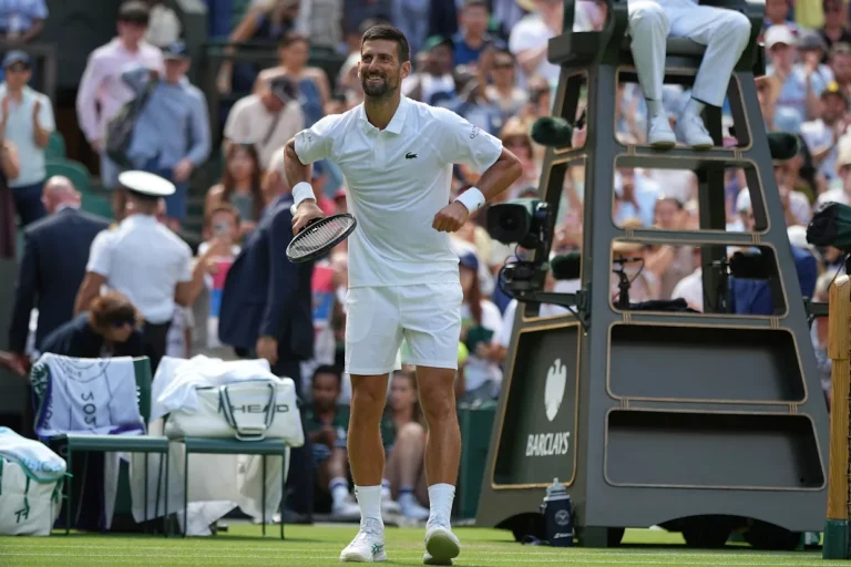 Djokovic llega a 100 victorias en Wimbledon y se une a Navratilova y Federer