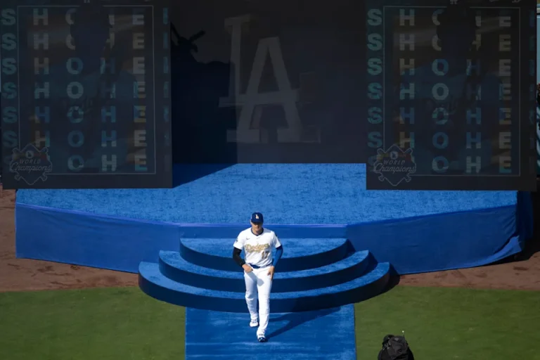 Dodgers celebran título de Serie Mundial con Ice Cube y Kirk Gibson al debutar en casa
