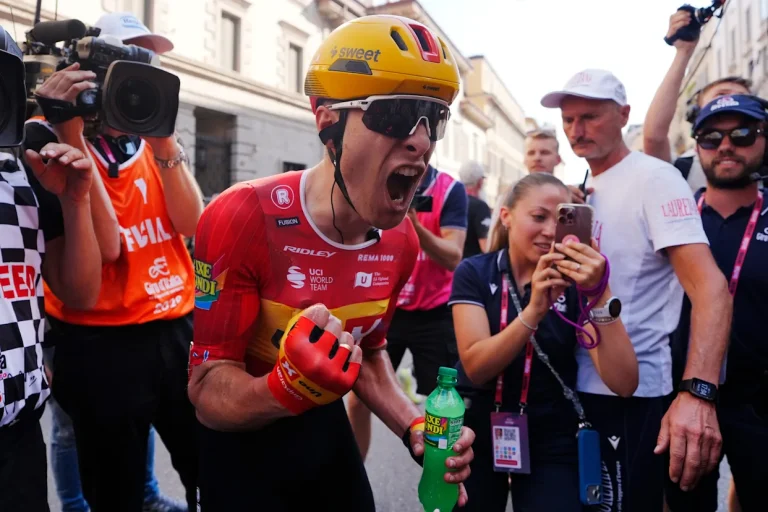 Dversnes gana la 15ta etapa del Giro tras una fuga; Vingegaard sigue de rosa