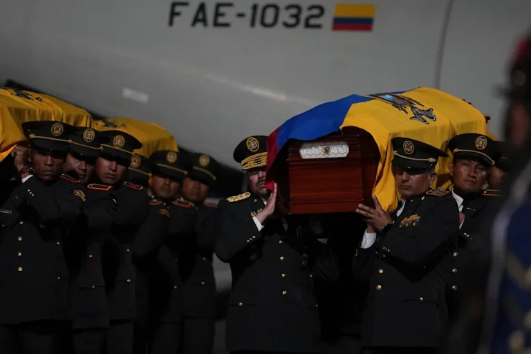 Ecuador despide a 11 soldados asesinados por las disidencias de las Farc