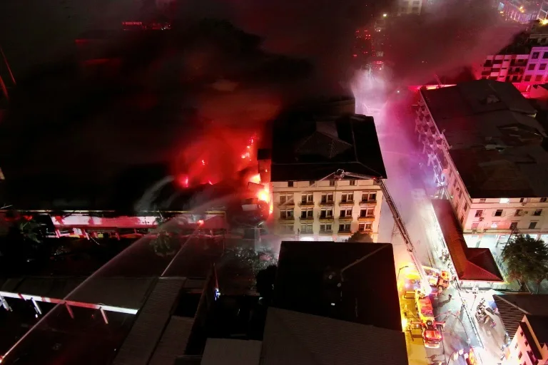 Edificio en complejo comercial en Ecuador colapsa por incendio